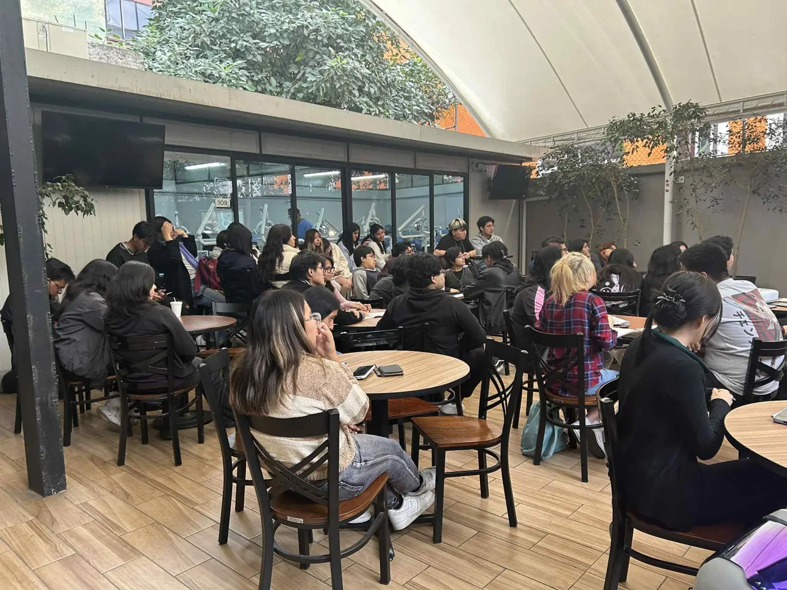 Grupo universitario asistiendo a una actividad académica de Héctor Rivera