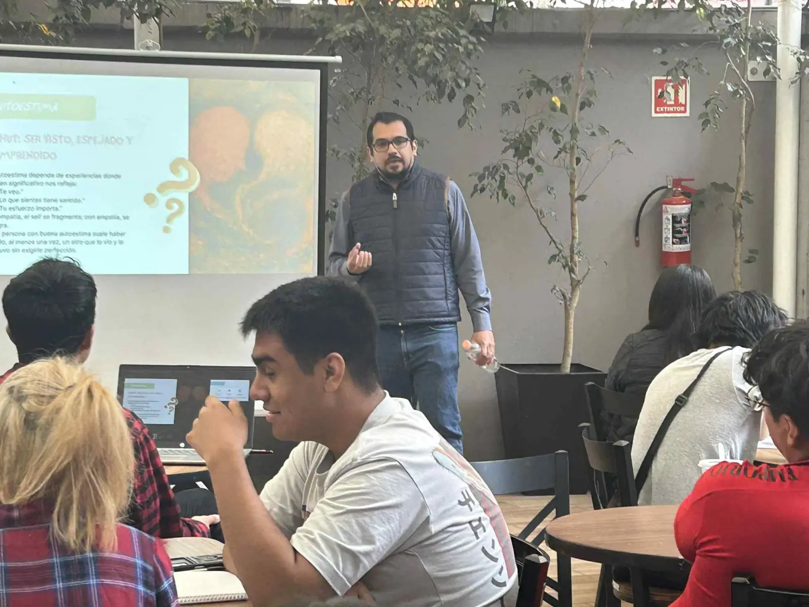 Héctor Rivera durante una conferencia presencial con estudiantes