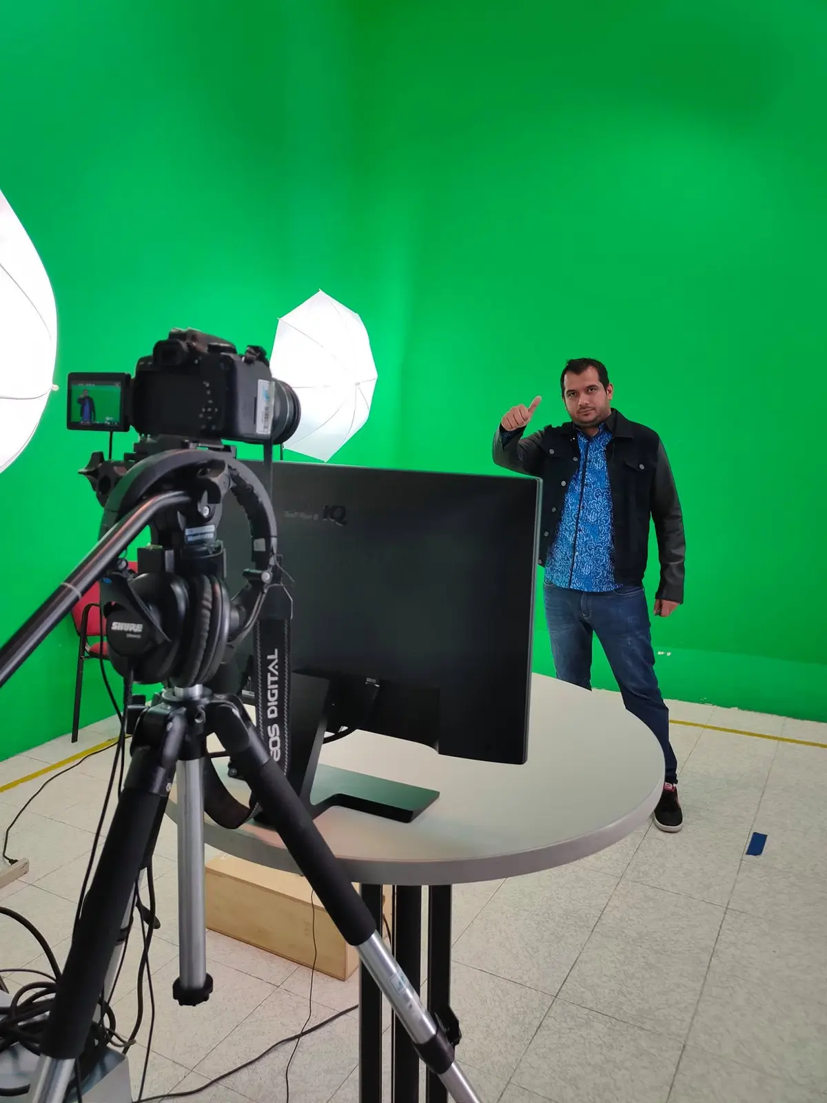 Héctor Rivera en un estudio durante la producción de contenido educativo
