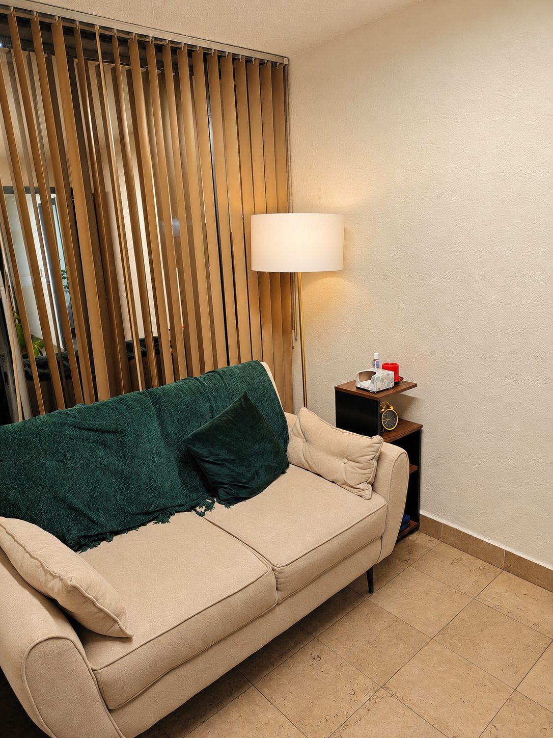 Sala de consulta clara con sofá y luz cálida